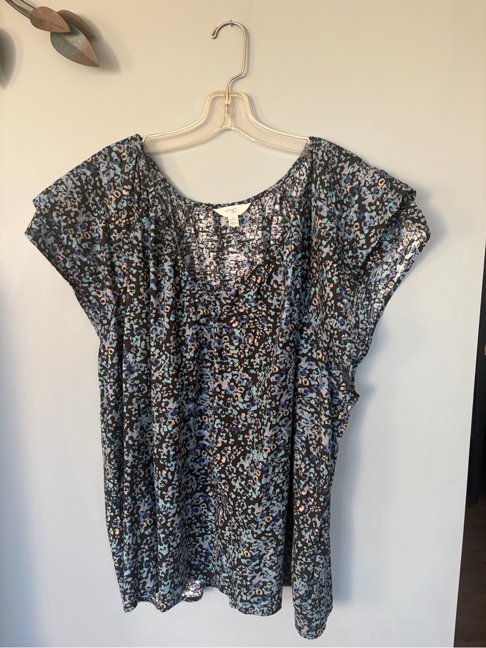 Terra & Sky Black Short Sleeve Floral-Pattern Tee with Blue Accents